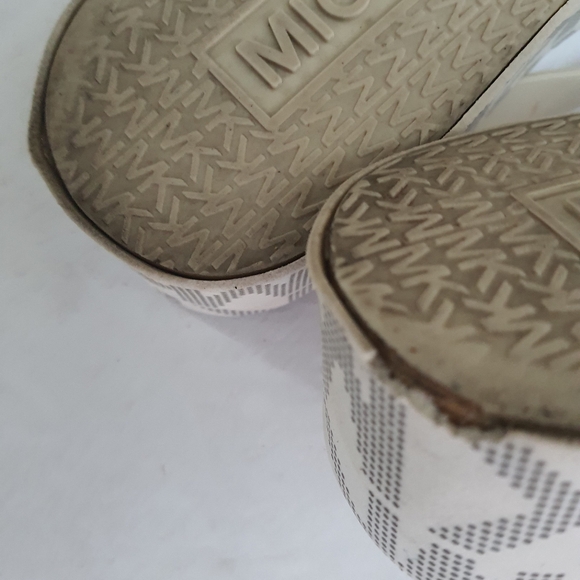 MK Slippers - Picture 5 of 5